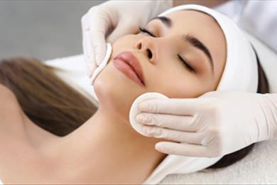 پاکسازی پوست چیست و چه فوایدی دارد؟